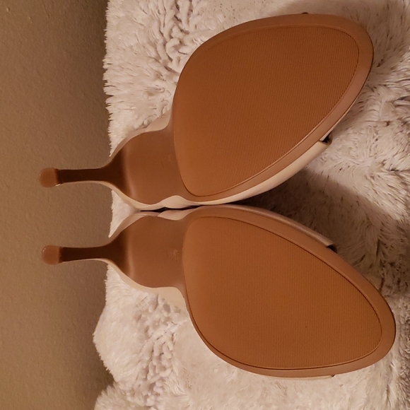 Nine West Ladies heels 4 inches color off White. Open toes. - Picture 3 of 4